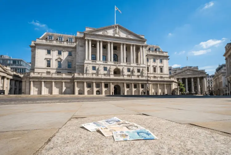 Pfund unter Druck: Überzogene Zinserwartungen und Haushaltsrisiken belasten Sterling