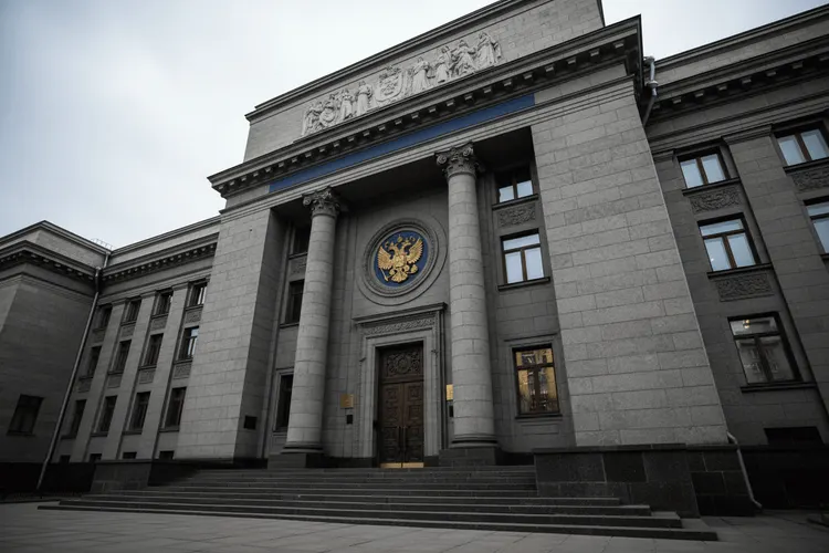 Russische Zentralbank überrascht mit 50-Basispunkte-Zinssenkung auf 15,5 Prozent