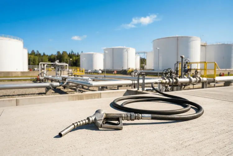 Geopolitische Krisen belasten Weltwirtschaft: Energiepreise und Handelskonflikte