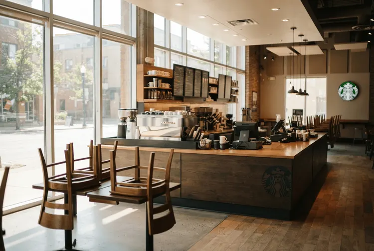 Starbucks schließt rund 250 Cafés und senkt Eröffnungsziel