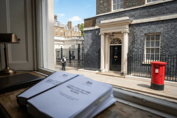 Großbritannien könnte Wartezeit für Ausländer auf Daueraufenthalt wieder einführen
