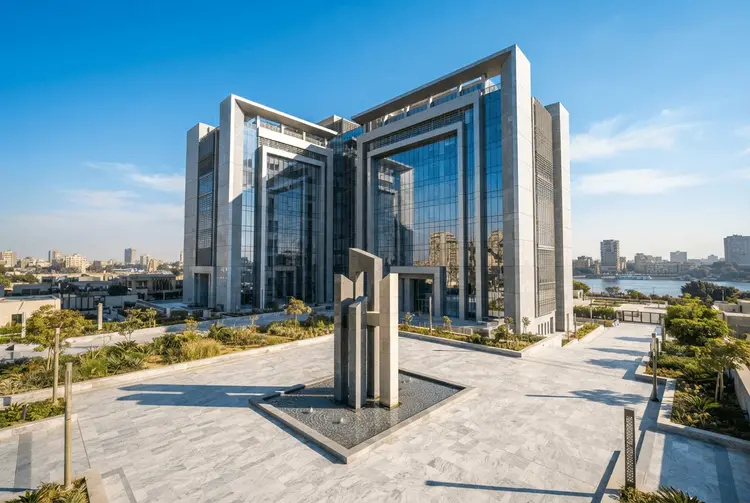 Ägyptens Zentralbank hebt Leitzinsen um 100 Basispunkte an