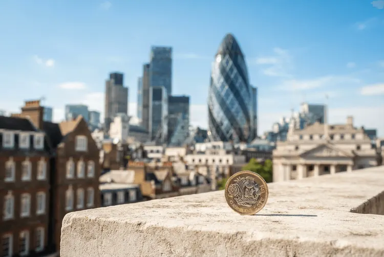 FTSE 100 schwächelt: Schwache Daten und Iran-Konflikt belasten Märkte