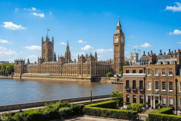 Großbritanniens Finanzminister Healey erwägt Steuererhöhungen im Budget vom 28. Oktober