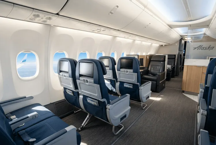 Alaska Air rüstet Lounges und Kabinen für Premium-Kunden auf