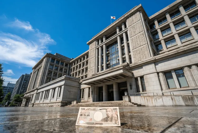 Yen fällt trotz BOJ-Zinserhöhung auf 30-Jahres-Hoch