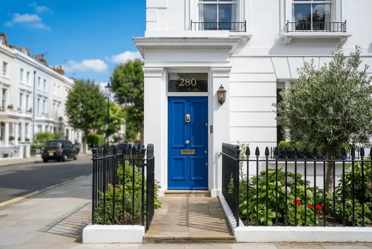 Notting Hills berühmte blaue Tür steht jetzt zum Verkauf