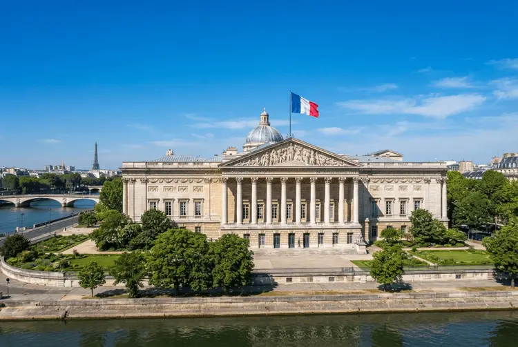 Le Pen verspricht drastischere Sparmaßnahmen für Frankreichs Anleihemärkte