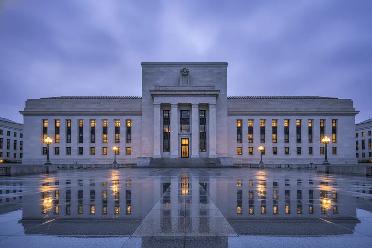 Fed könnte 2026 Zinsen erhöhen: Diese Aktien profitieren