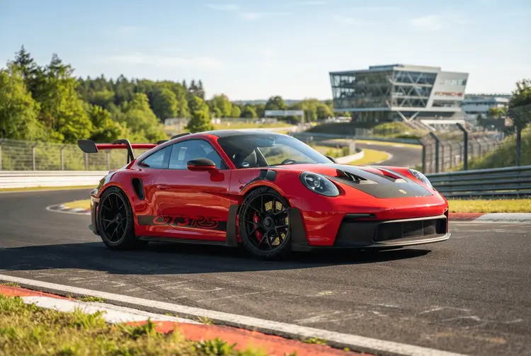 Porsche: Operativer Gewinn erholt sich nach Restrukturierungskosten deutlich