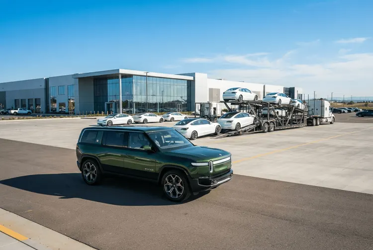 Zwei unterbewertete Autoaktien: Rivian und Carvana im Fokus