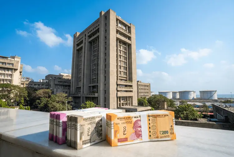 Indische Rupie: RBI-Maßnahmen bremsen Abwertung – 100 pro Dollar droht