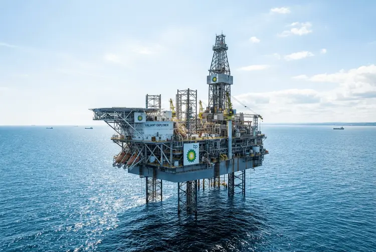BP meldet Rekordgewinn durch Kraftstoffpreise und senkt Schulden deutlich