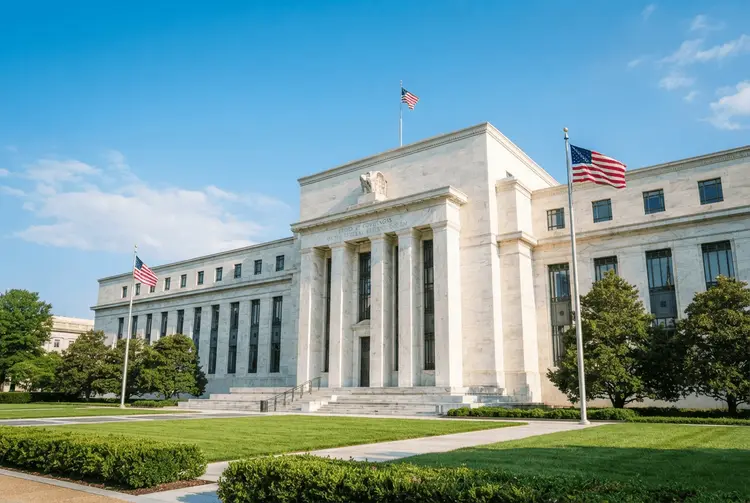 Fed hält Leitzins stabil: Warsh setzt auf Abwarten trotz Inflationssorgen