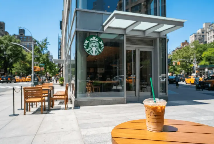 Starbucks dementiert Chipotle-Übernahme und setzt auf Turnaround-Strategie