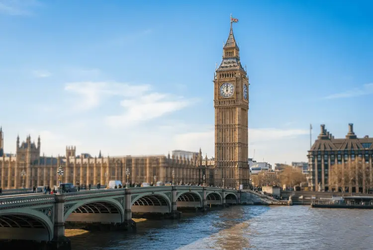 UK-Lohnwachstum verlangsamt sich auf kleinsten Anstieg seit 2021