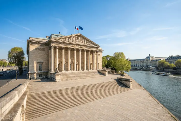 Frankreichs Märkte unter Druck: Unruhen, Rekordrenditen und Neocloud-Sorgen