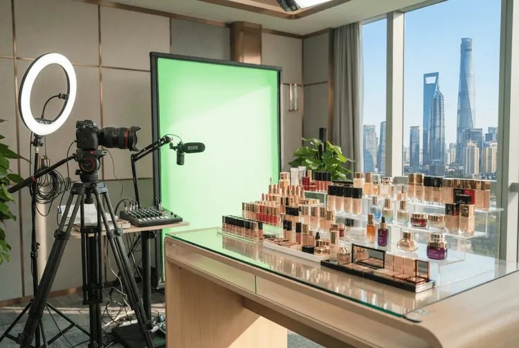 Chinas "Lippenstift-König" trotzt KI und schwachem Konsum im Livestream-Handel