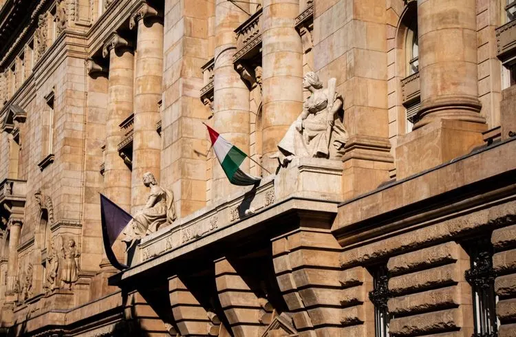 Ungarns Notenbank hält Leitzins konstant