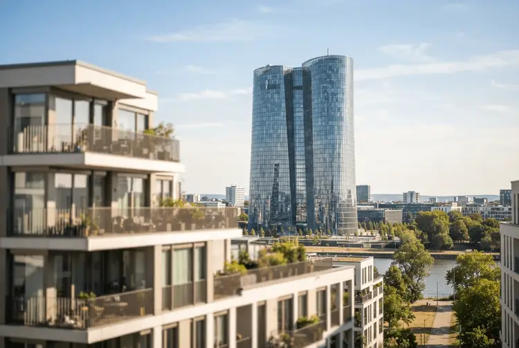 Fed und EZB im Zinsdilemma: Immobilienmärkte unter Druck