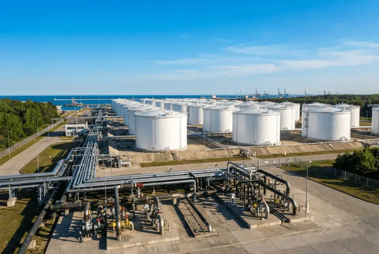 Polen plant eigenen Zeitplan zur Freigabe der Ölreserven bis November