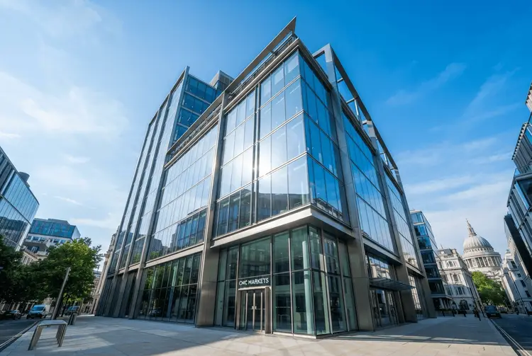 CMC Markets: Führungskräfte kaufen Aktien nach starker Prognoseanhebung