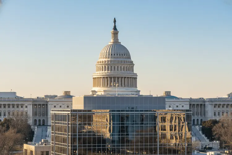 Coinbase-Aktie gibt Gewinne nach Clarity Act Nachrichten wieder ab