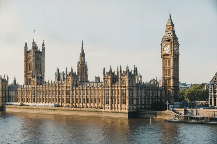 OECD mahnt Haushaltsdisziplin für Großbritannien unter Premier Burnham
