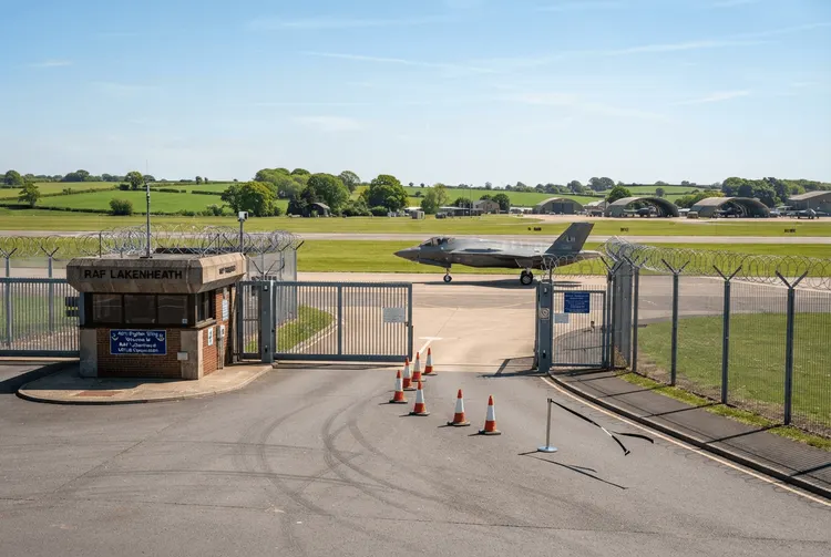 Britische Polizei verhaftet fünf Männer nahe US-Luftwaffenbasis
