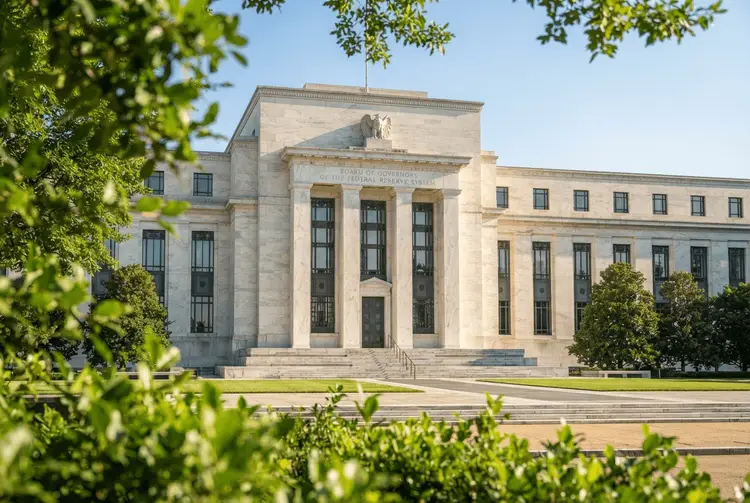 Fed hält Zinsen stabil: Warsh verweist auf informationsreiche Phase