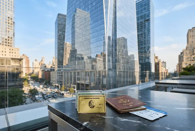 AmEx hebt Gewinnprognose 2026 an und kürzt 5% der Belegschaft
