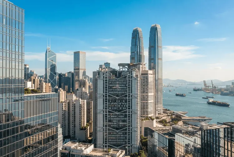 Asien-Aktien gemischt vor US-Jobdaten: Hang Seng fällt um 3%
