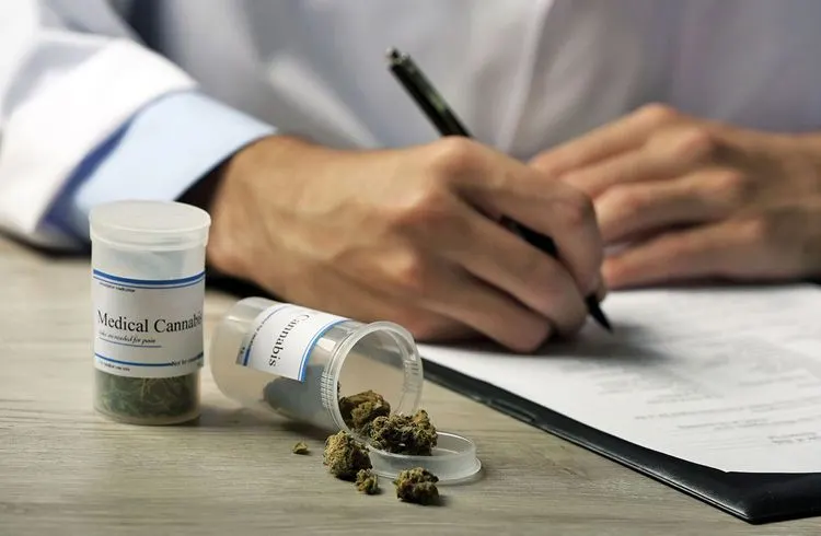 Krankenkassen fordern Nutzenbewertung für medizinisches Cannabis