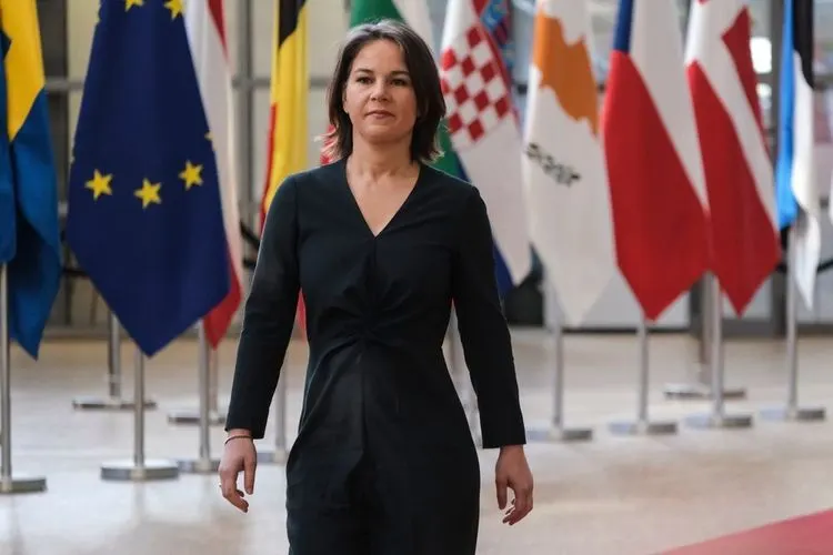 Baerbock verspricht deutsches Öl-Embargo