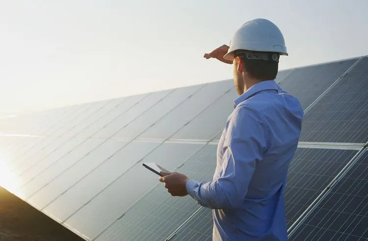 Kosten- und Genehmigungsprobleme dämpfen den durch das US-Klimagesetz ausgelösten Solar- und Windboom