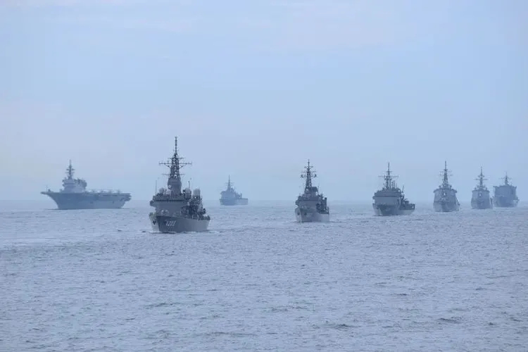 Russische und chinesische Kriegsschiffe führen erste gemeinsame Patrouillen im Pazifik durch