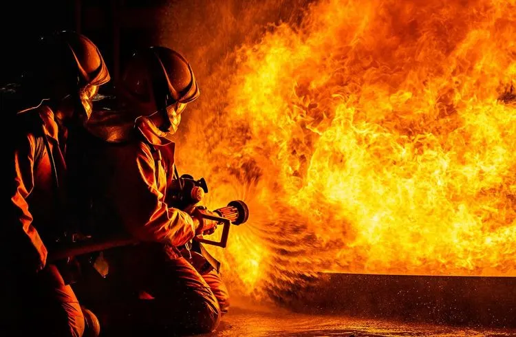 Feuerwehrleute bekämpfen Inferno in kubanischer Ölanlage